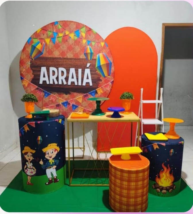 Decoração de festa junina Arraiá com bandeirinhas, balões coloridos e cilindros temáticos