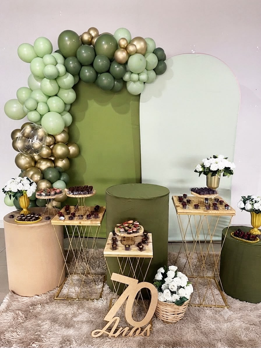 Decoração de aniversário de 70 anos em verde oliva e dourado com mesas de doces
