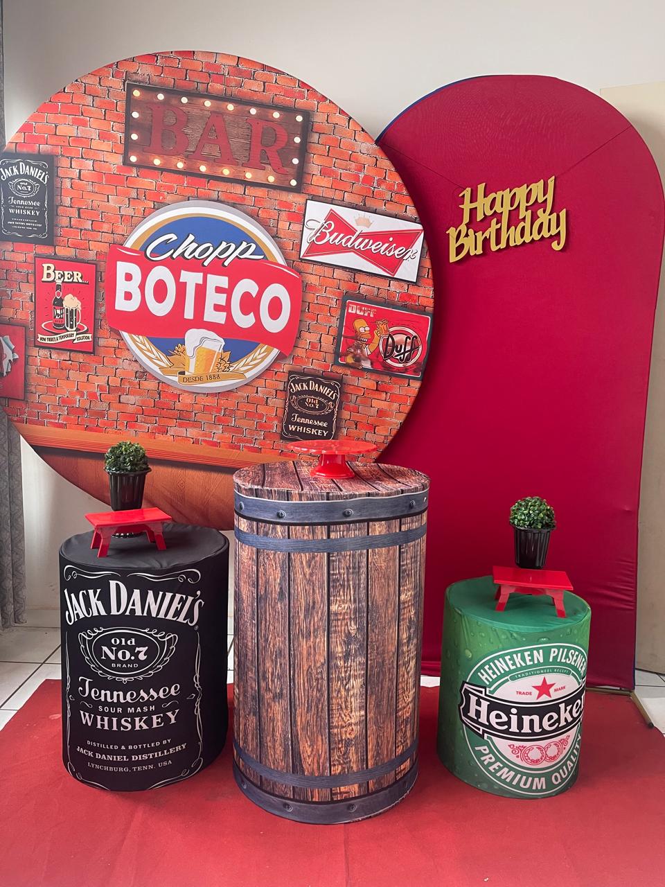 Decoração de festa adulta tema boteco com painel de parede de tijolos, cilindros de barril e letreiro Happy Birthday
