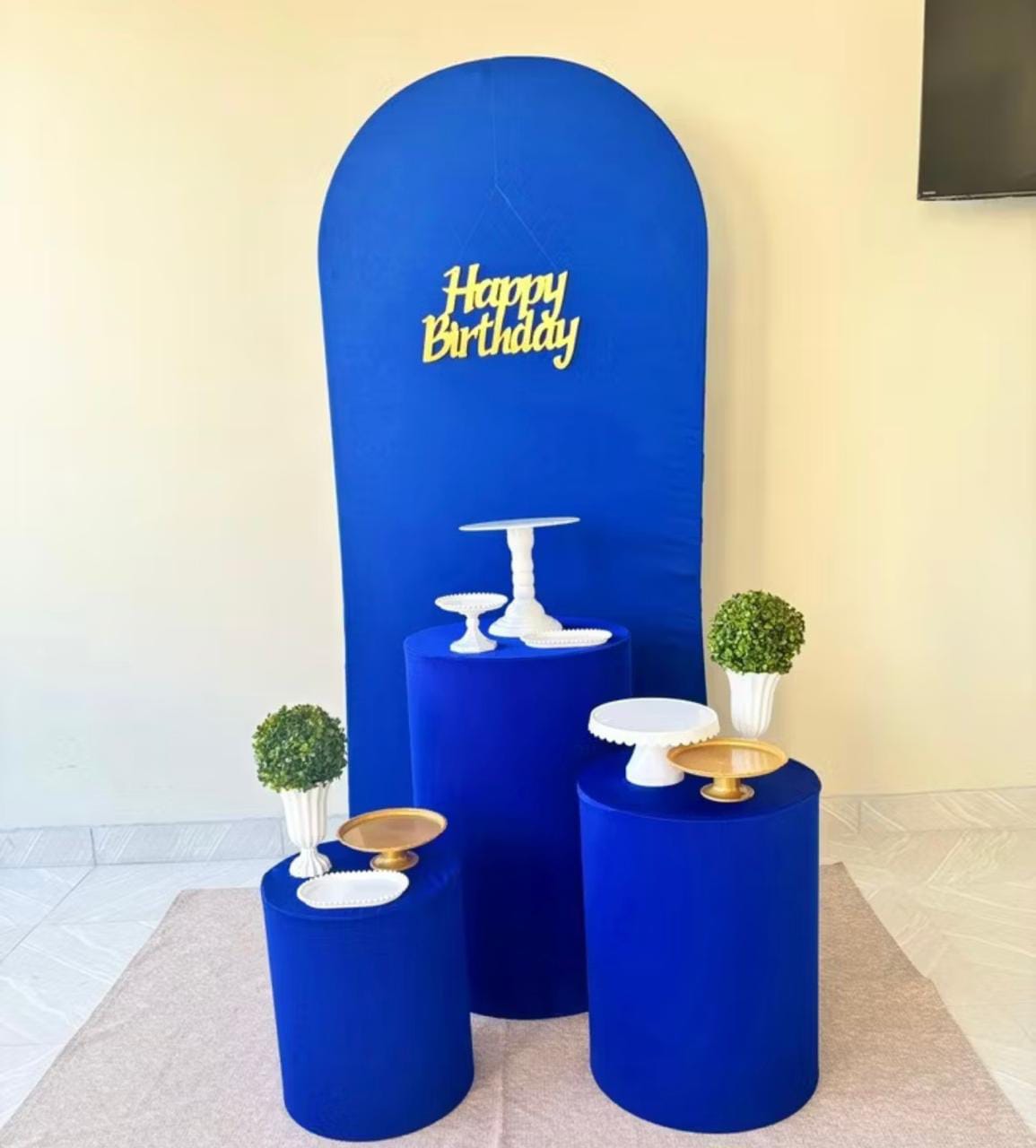 Decoração em azul royal com letreiro Happy Birthday e cilindros azuis