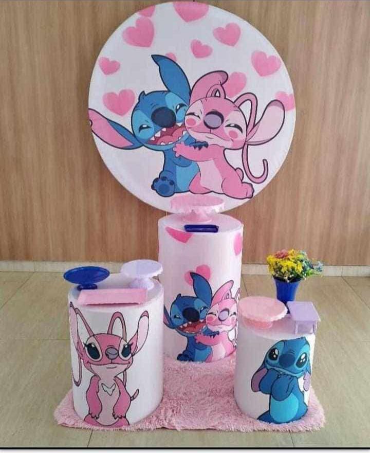 Decoração de festa infantil com painel do Stitch e Angel em rosa e azul com corações e cilindros brancos