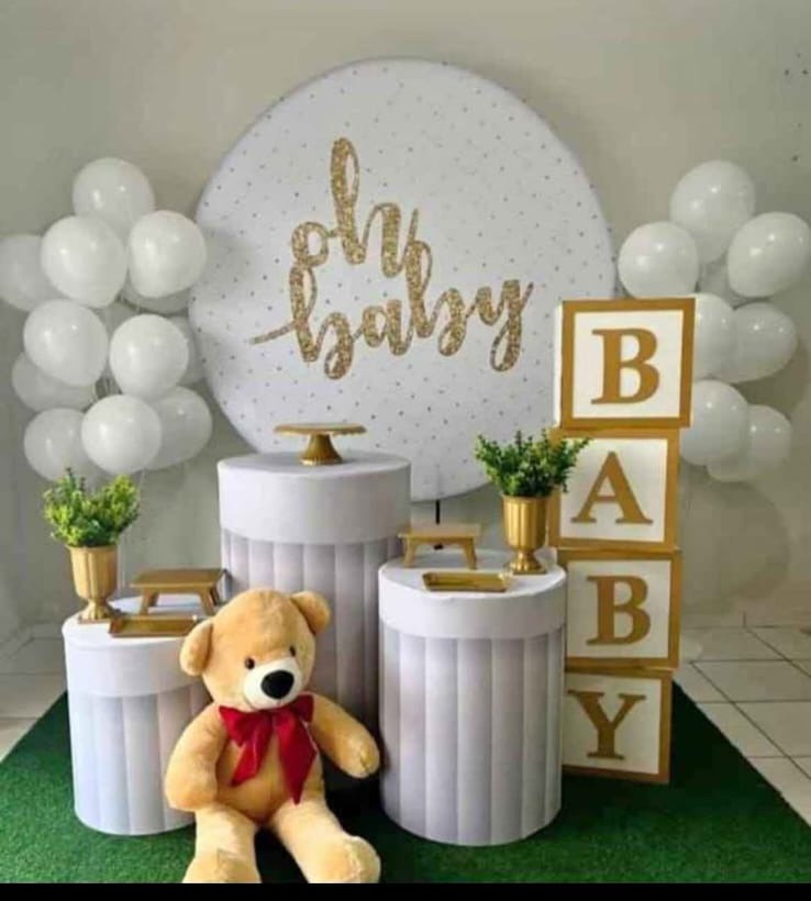 Decoração oh baby com painel branco, balões brancos e cubos BABY dourados
