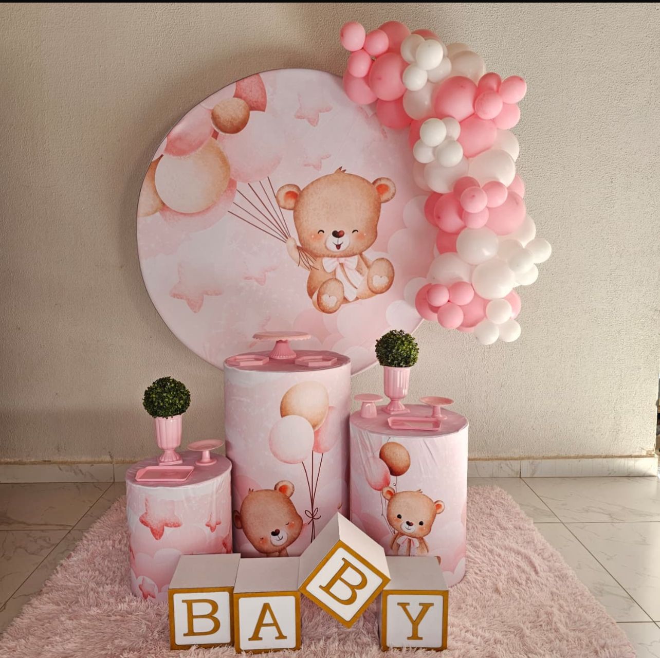 Decoração de chá de bebê em tons de rosa com painel de ursinho e balões