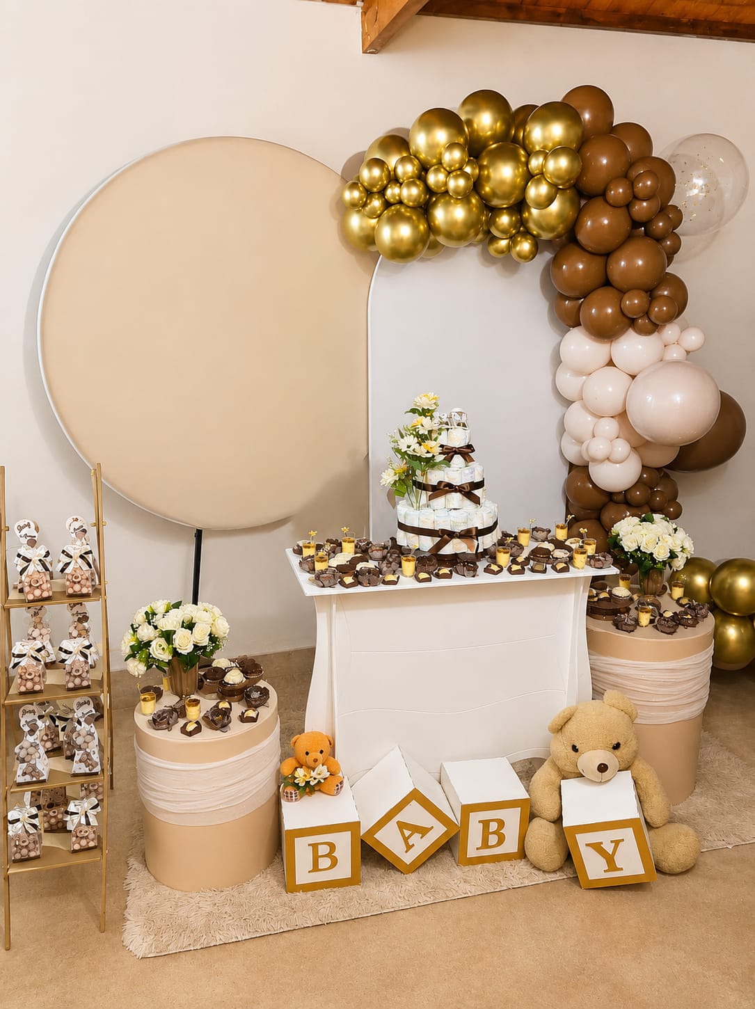 Decoração de chá de bebê com balões dourados e marrons, cubos BABY e urso de pelúcia