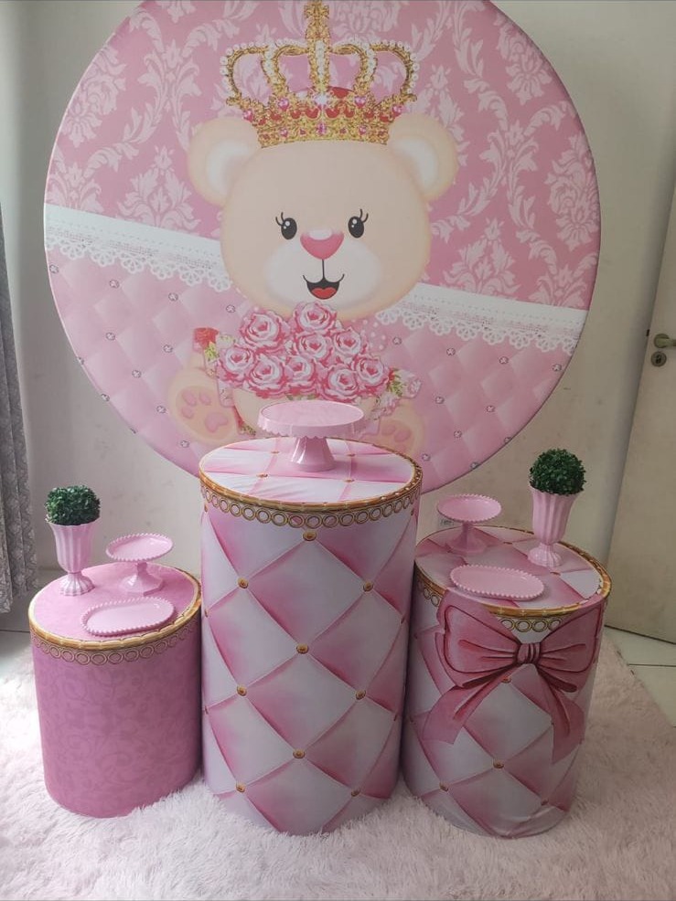 Decoração com painel de ursinha princesa com coroa em tons de rosa e cilindros rosa capitonê